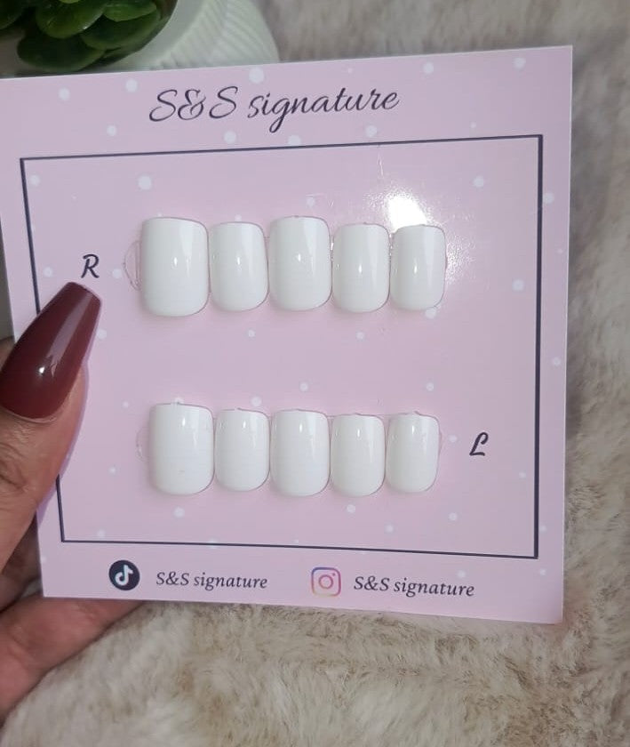 ✨ Classic White Gloss – Press-On Nails ✨